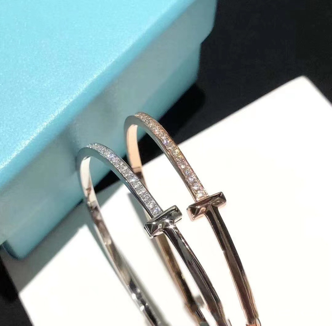 Full diamond wide t1 bracelet women's sterling silver cross thick bracelet men's lovers' bracelet trend fashion net red same style
Full diamond wide t1 bracelet women's sterling silver cross thick bracelet men's lovers' bracelet trend fashion net red same style