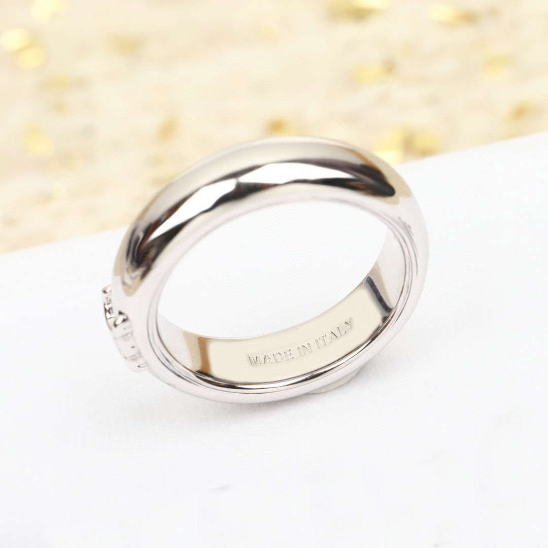 2023 Luxury quality charm punk band ring in two colors plated simple design have box stamp PS3693
2023 Luxury quality charm punk band ring in two colors plated simple design have box stamp PS3693