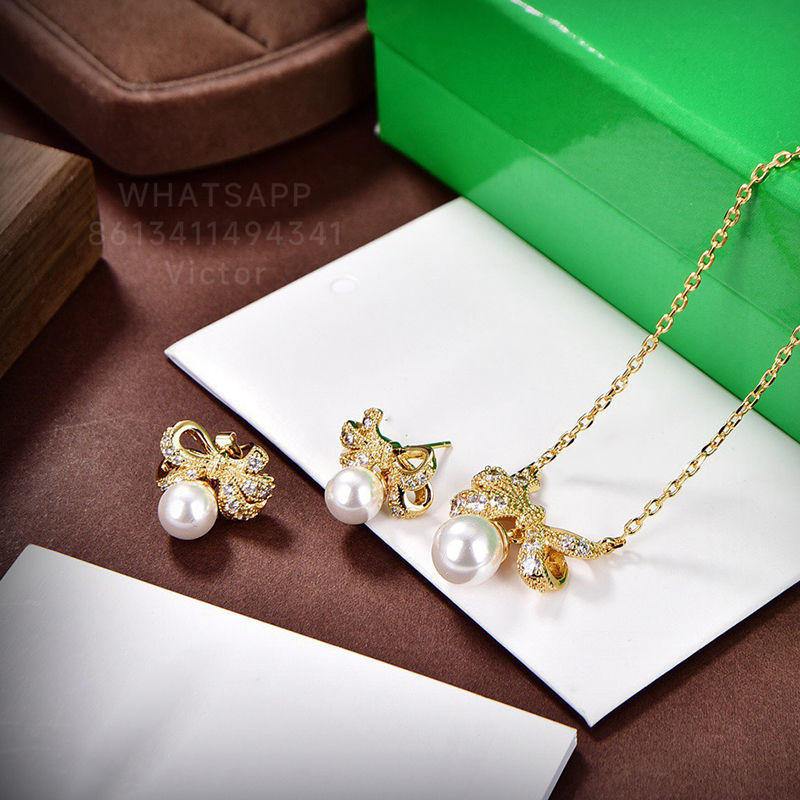 BOTIEGA bowknot designer jewelry Jewelry necklace suit for woman Gold plated 18K highest counter quality classic style Never fade exquisite gift 003
BOTIEGA bowknot designer jewelry Jewelry necklace suit for woman Gold plated 18K highest counter quality classic style Never fade exquisite gift 003