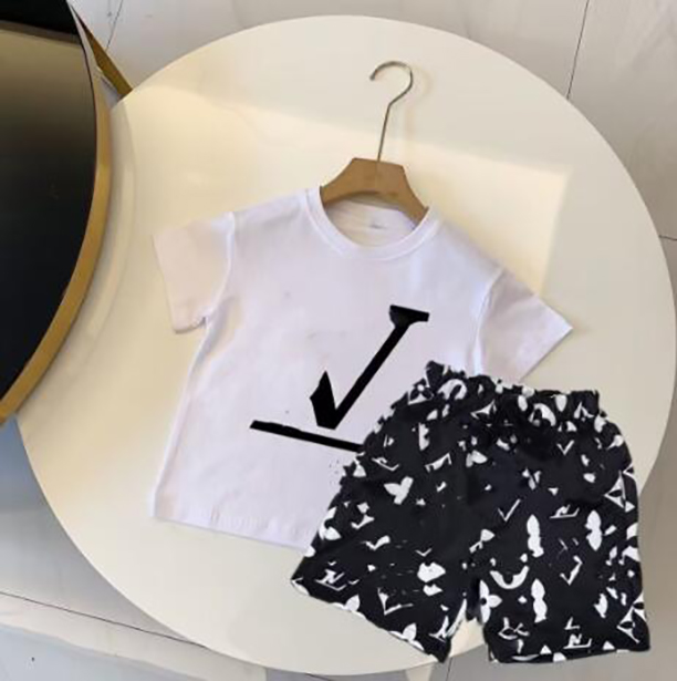 2022SS child designer clothe sets childrens kids short sleeve T-shirt print shorts set suit brand boys clothing cotton tees size black white, Red
2022SS child designer clothe sets childrens kids short sleeve T-shirt print shorts set suit brand boys clothing cotton tees size black white, Red
