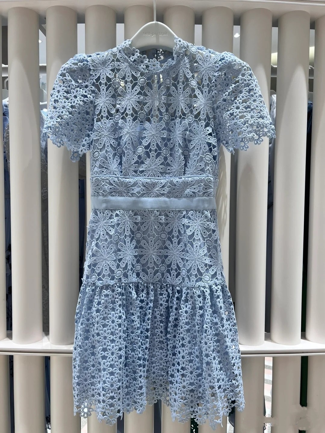 Runway Dresses 2023 European designer designed sky blue snowflake lace cut-out dress
Runway Dresses 2023 European designer designed sky blue snowflake lace cut-out dress