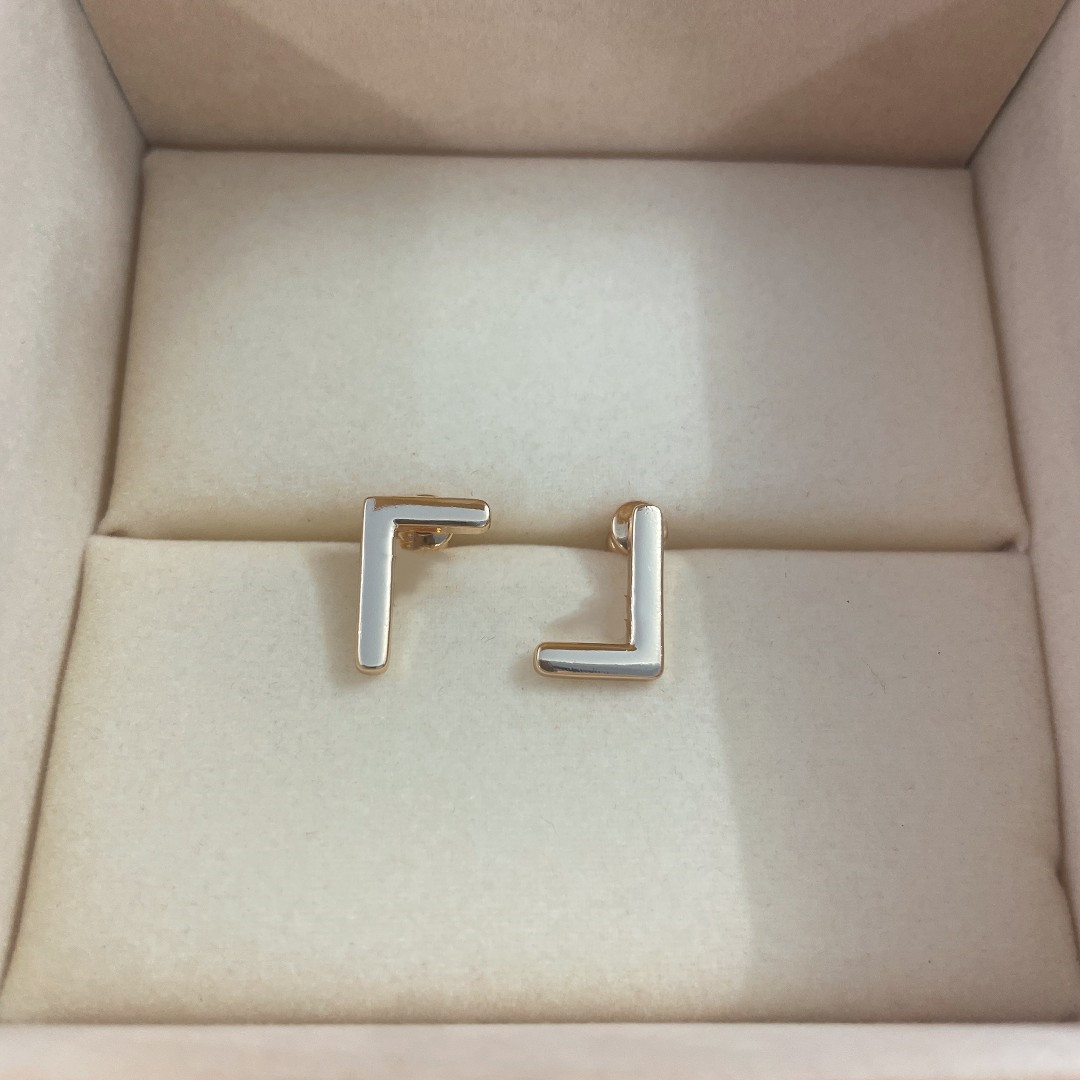18K gold-plated luxury charm style earrings women wedding jewelry letter earrings alloy lover earrings classic fashion accessories party gifts
18K gold-plated luxury charm style earrings women wedding jewelry letter earrings alloy lover earrings classic fashion accessories party gifts
