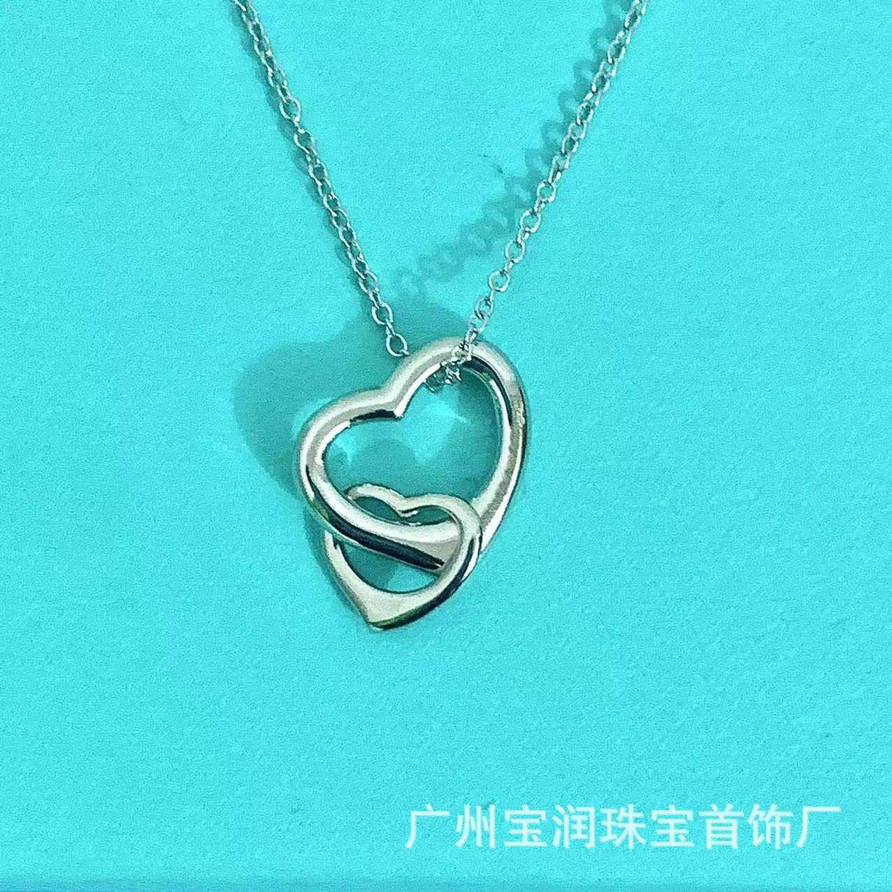 T Family s925 Sterling Silver Hollow Heart Buckle Pendant Necklace Exquisite Double Women's Fashion Light Luxury Collar Chain
T Family s925 Sterling Silver Hollow Heart Buckle Pendant Necklace Exquisite Double Women's Fashion Light Luxury Collar Chain