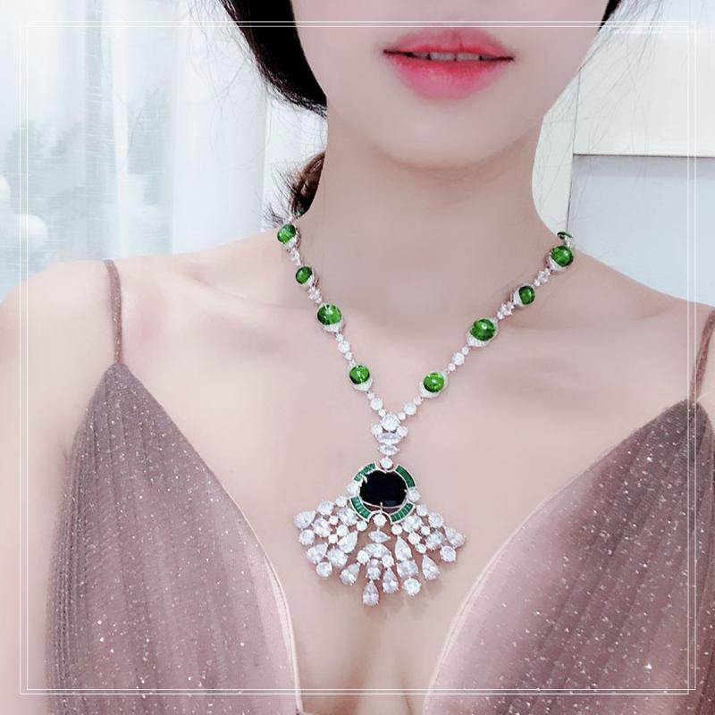 Pendant Necklaces High-end Fashion Grand Lady Banquet Friend Necklace Women Green Party Light Decoration Online Celebrit PendantsPendant
Pendant Necklaces High-end Fashion Grand Lady Banquet Friend Necklace Women Green Party Light Decoration Online Celebrit PendantsPendant