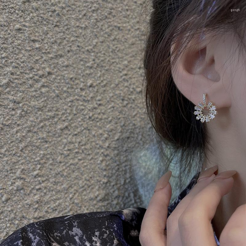 Stud Earrings Korean Elegant Zircon Flower For Women Luxury Design Circle Earring Fashion Temperament Party Jewelry Accessories
Stud Earrings Korean Elegant Zircon Flower For Women Luxury Design Circle Earring Fashion Temperament Party Jewelry Accessories