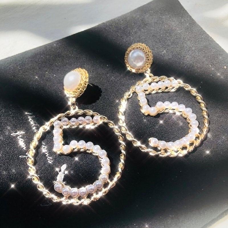 Dangle Earrings & Chandelier Exaggerated Temperament Metal Braided Hollow Ring Number 5 Pearl For WomenDangle
Dangle Earrings & Chandelier Exaggerated Temperament Metal Braided Hollow Ring Number 5 Pearl For WomenDangle