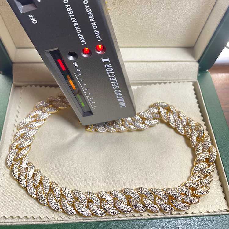 Hotsale 15mm custom Iced out miami cuban chain with bling moissanite diamond hiphop jewelry link necklace
Hotsale 15mm custom Iced out miami cuban chain with bling moissanite diamond hiphop jewelry link necklace
