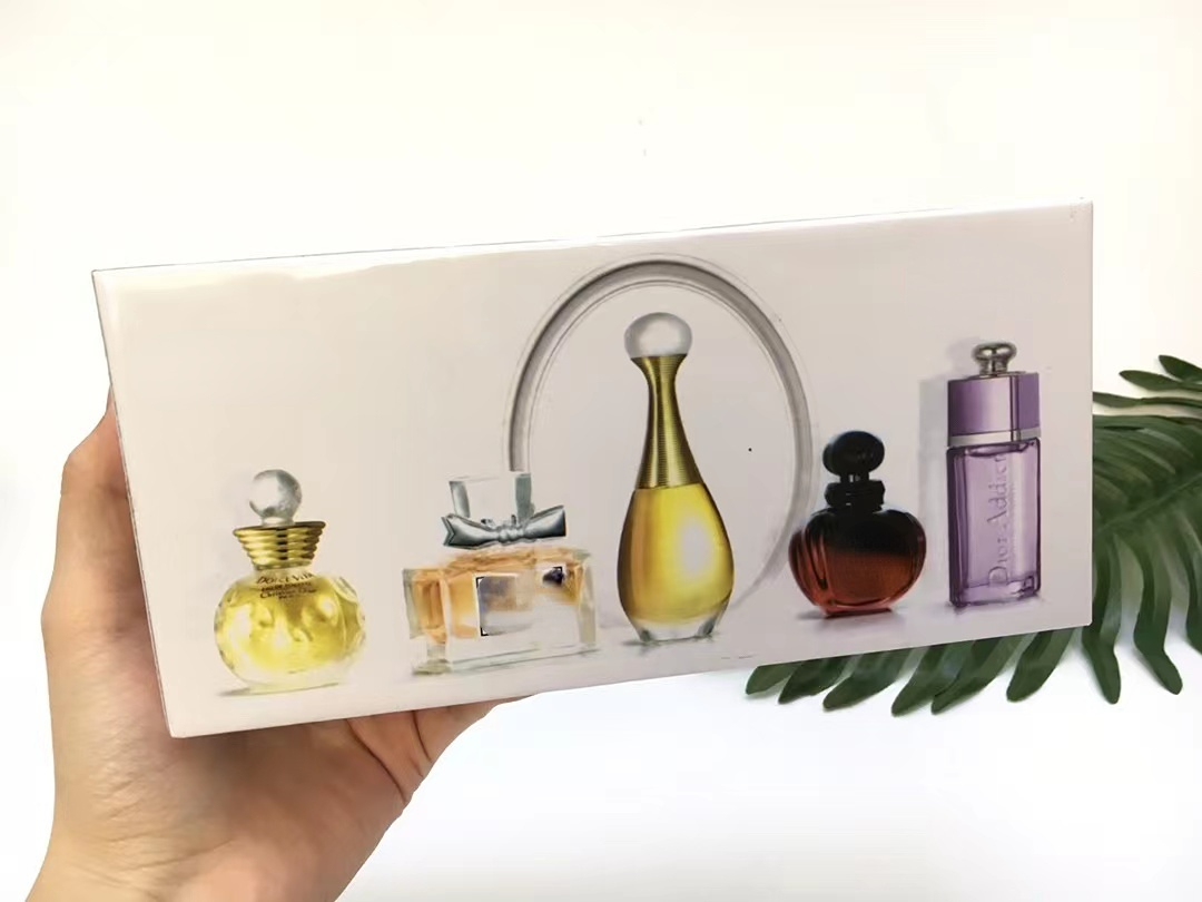 Five-piece set of perfume Women's perfume natural long-lasting fragrance glass bottle spray portable
Five-piece set of perfume Women's perfume natural long-lasting fragrance glass bottle spray portable