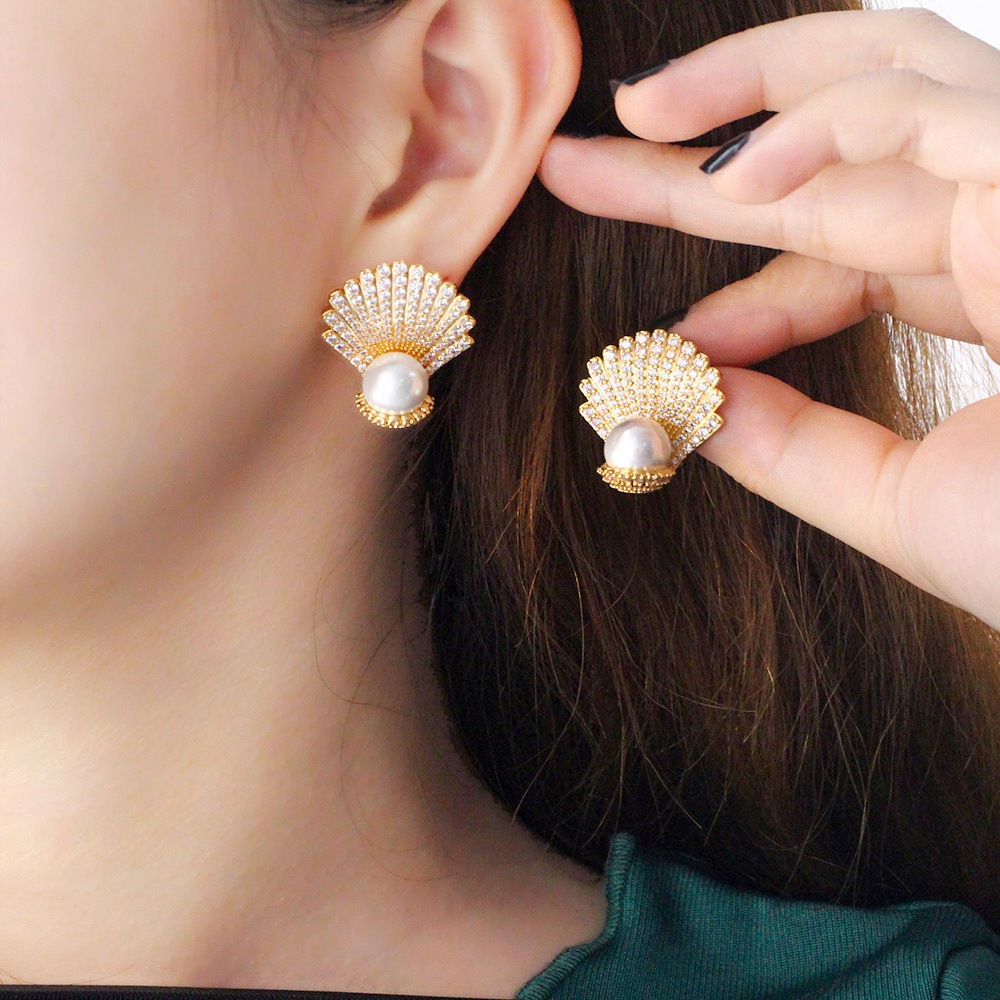 Luxury Designer Pearl Earrings Shell Shape Stud Earrings For Women Frence Style Zirconia Jewelry Sweet Design 2023 Ear rings Studs Female Jewellry
Luxury Designer Pearl Earrings Shell Shape Stud Earrings For Women Frence Style Zirconia Jewelry Sweet Design 2023 Ear rings Studs Female Jewellry