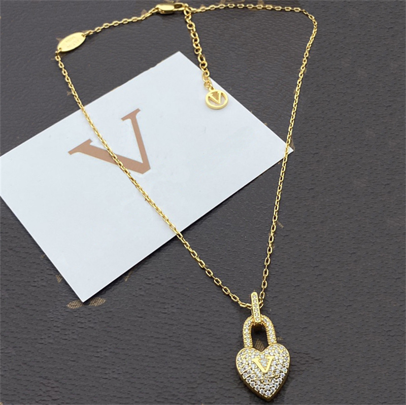 Designer Ladies Love Heart Clasp Necklace Classic Gold Necklaces Fashion Letter Jewellery Girls Ornaments Womens Party Accessories
Designer Ladies Love Heart Clasp Necklace Classic Gold Necklaces Fashion Letter Jewellery Girls Ornaments Womens Party Accessories