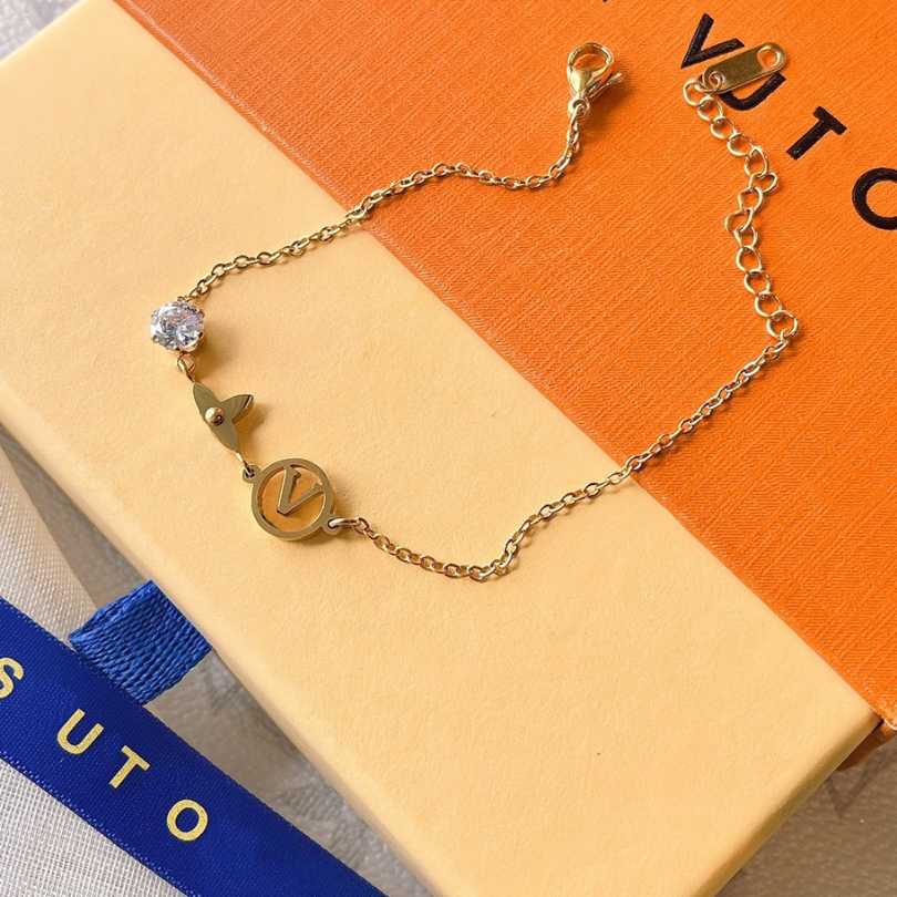Fashion Design Cuff Link Chains Bracelets Unisex Luxury Jewelry Charm Bracelet Classic Accessories Elegant Senior Party Travel Essential Classic Design Gift
Fashion Design Cuff Link Chains Bracelets Unisex Luxury Jewelry Charm Bracelet Classic Accessories Elegant Senior Party Travel Essential Classic Design Gift