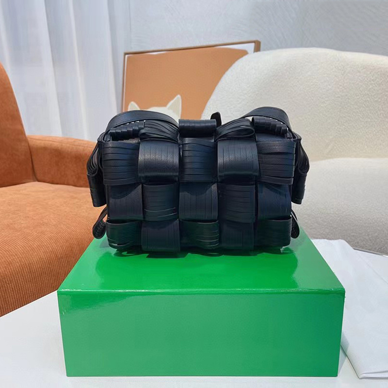 Body Cross Bag Designer Wallet Women leather Handbags Postman Shoulder Bags Purse Letter Wide Strap Woven Shopping totes Fashion 2023 top qualityQ12I
Body Cross Bag Designer Wallet Women leather Handbags Postman Shoulder Bags Purse Letter Wide Strap Woven Shopping totes Fashion 2023 top qualityQ12I