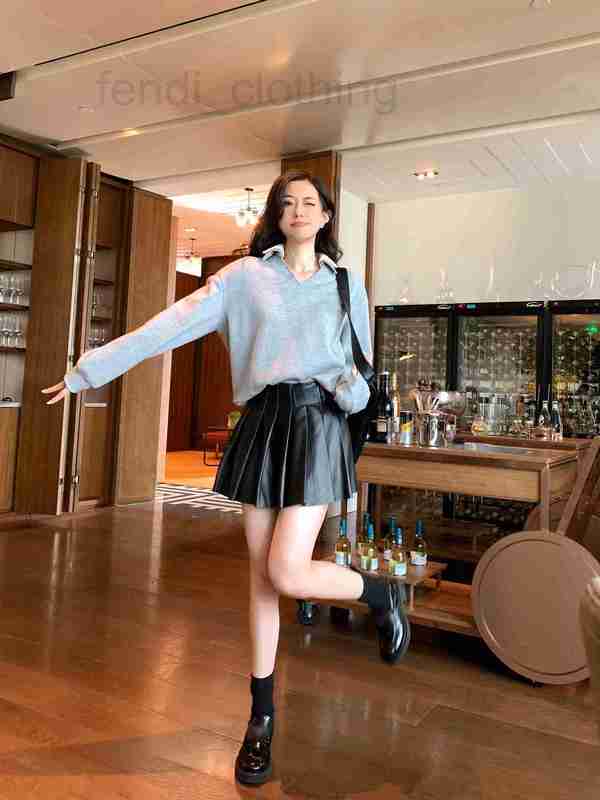 Women' Polos designer Shenzhen Nanyou high-end 23 early spring American color contrast double polo collar long-sleeved sweater 7VVY, Light gray
Women' Polos designer Shenzhen Nanyou high-end 23 early spring American color contrast double polo collar long-sleeved sweater 7VVY, Light gray