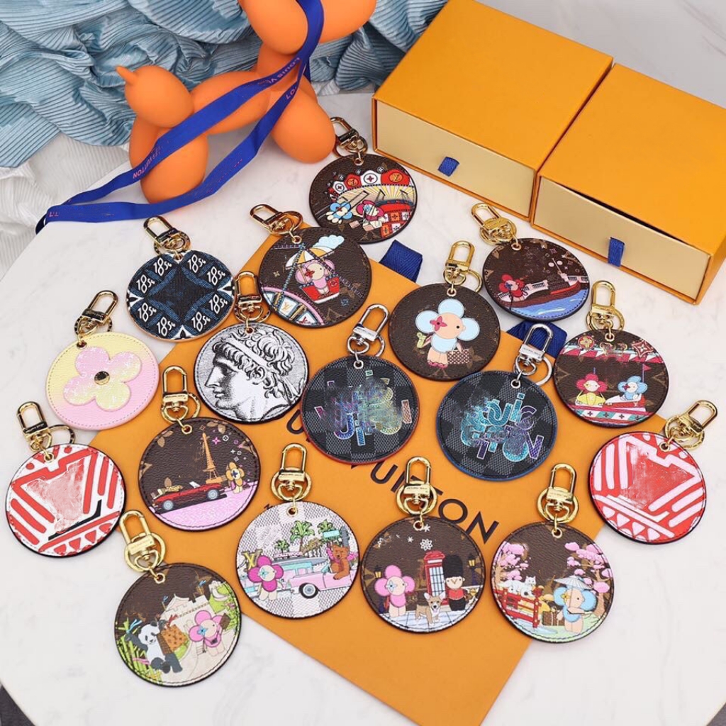 Classic Unisex Key Wallet Limited Edition Sunflower Letter Graffiti Round Keychain Luxury Designer Men Women Graffiti Dog Cat Animal Keyring Bag Totes Pendant
Classic Unisex Key Wallet Limited Edition Sunflower Letter Graffiti Round Keychain Luxury Designer Men Women Graffiti Dog Cat Animal Keyring Bag Totes Pendant
