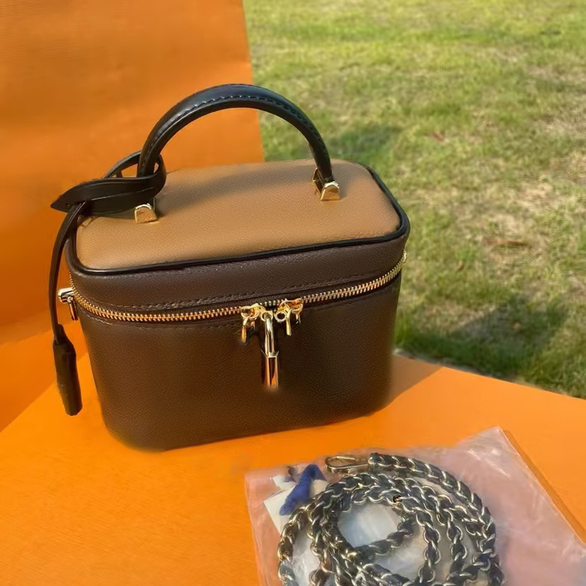 M45598 top handle VANITY Cosmetic clucth Bag Women's mens make up Cases Genuine leather tote crossbody makeup Designer handbag Shoulder pouch gift Bags Clutch bag, Nude-leather
M45598 top handle VANITY Cosmetic clucth Bag Women's mens make up Cases Genuine leather tote crossbody makeup Designer handbag Shoulder pouch gift Bags Clutch bag, Nude-leather