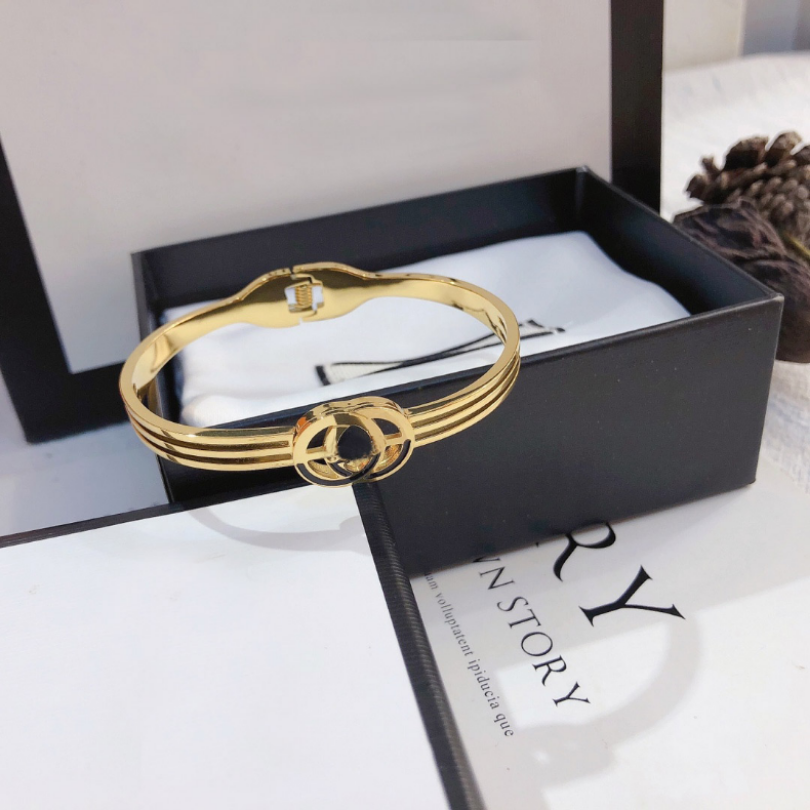 Designer Gold Bangle Bracelets Luxury Jewelry Fashion Bracelet Women Bangle Letter Plated Stainless Steel 18K Gold Wristband Party Gifts
Designer Gold Bangle Bracelets Luxury Jewelry Fashion Bracelet Women Bangle Letter Plated Stainless Steel 18K Gold Wristband Party Gifts