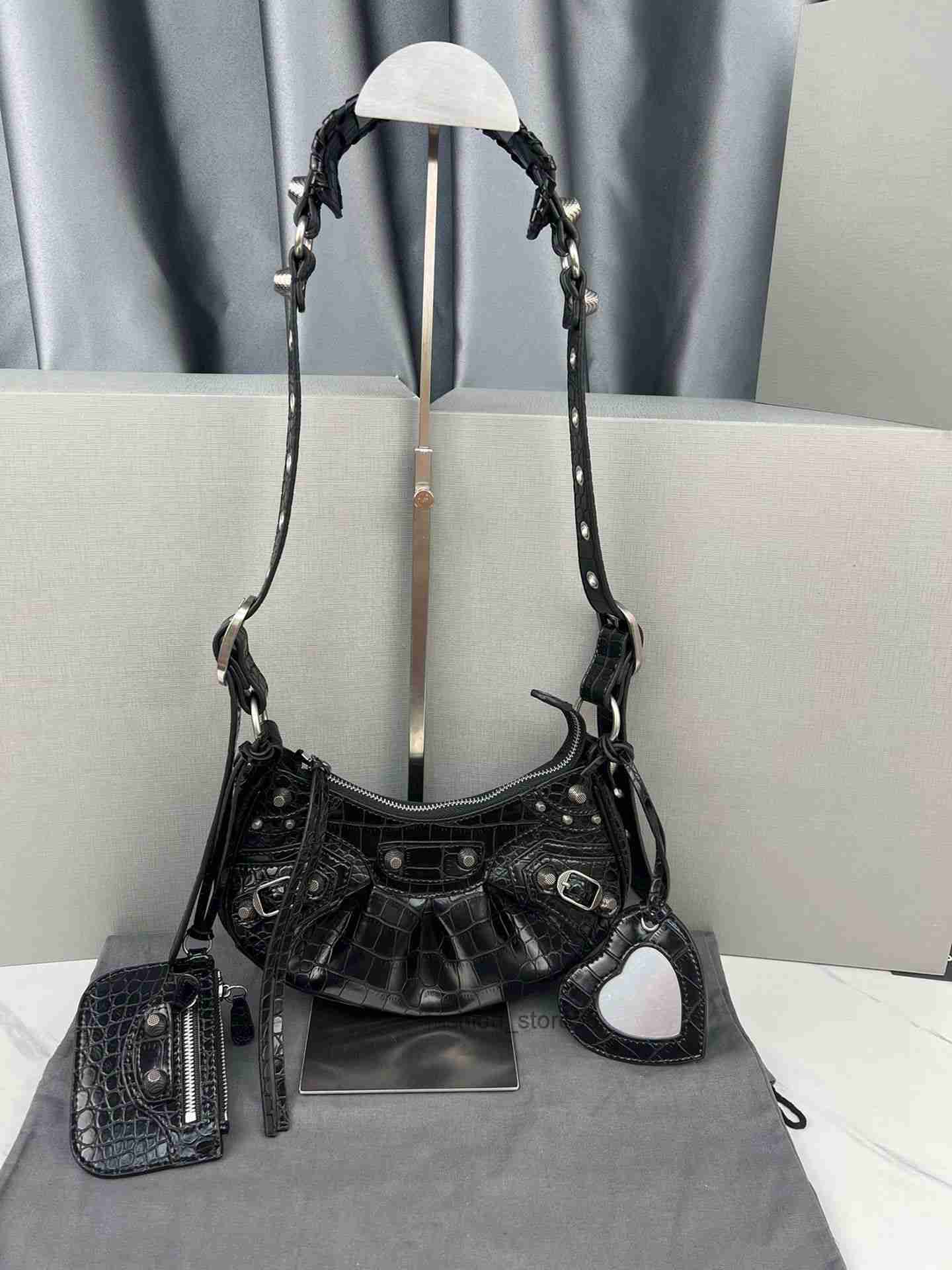 Lady Cross Body Designer Rivet Baguette Bag Sliding Chain Crobody Bags Handle Handbag Fashion Shoulder Sheepskin Purse Bra Hardware Leather 
Lady Cross Body Designer Rivet Baguette Bag Sliding Chain Crobody Bags Handle Handbag Fashion Shoulder Sheepskin Purse Bra Hardware Leather