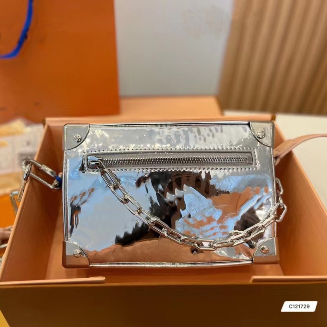 Lady The Chain Cosmetic Bags Fashion Makeup Shoulder Box Bag Women Silver Designers Handbag Ladies Purses Organizador Toiletry Bag
Lady The Chain Cosmetic Bags Fashion Makeup Shoulder Box Bag Women Silver Designers Handbag Ladies Purses Organizador Toiletry Bag