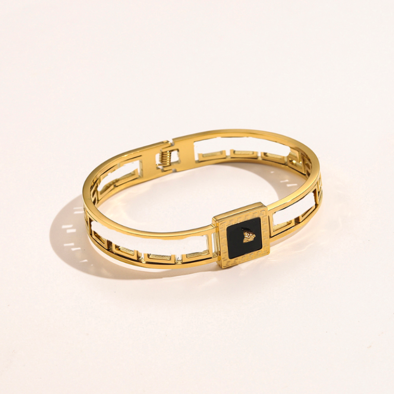 Designer Bangles Bracelets Luxury Charm Bracelet Women Pendant Gold Silver Letter Jewelry Plated Stainless steel Wristband Cuff Fashion Accessories Letter 
Designer Bangles Bracelets Luxury Charm Bracelet Women Pendant Gold Silver Letter Jewelry Plated Stainless steel Wristband Cuff Fashion Accessories Letter