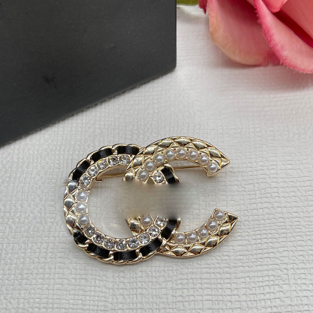 Famous Design Ladies Brooches Rhinestone Pearl Letter Brooch Suit Pin Fashion Jewelry Costume Decoration High Quality Accessory aAccessories For Men and Women
Famous Design Ladies Brooches Rhinestone Pearl Letter Brooch Suit Pin Fashion Jewelry Costume Decoration High Quality Accessory aAccessories For Men and Women