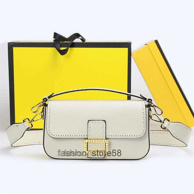 Messenger Bags Baguette Shoulder Bags Designer Women Brooch Baguette Bag Fashion Claic Baguettes Handbags Woman Big Chain Strap Underarm Handbag Luxurys s
Messenger Bags Baguette Shoulder Bags Designer Women Brooch Baguette Bag Fashion Claic Baguettes Handbags Woman Big Chain Strap Underarm Handbag Luxurys s