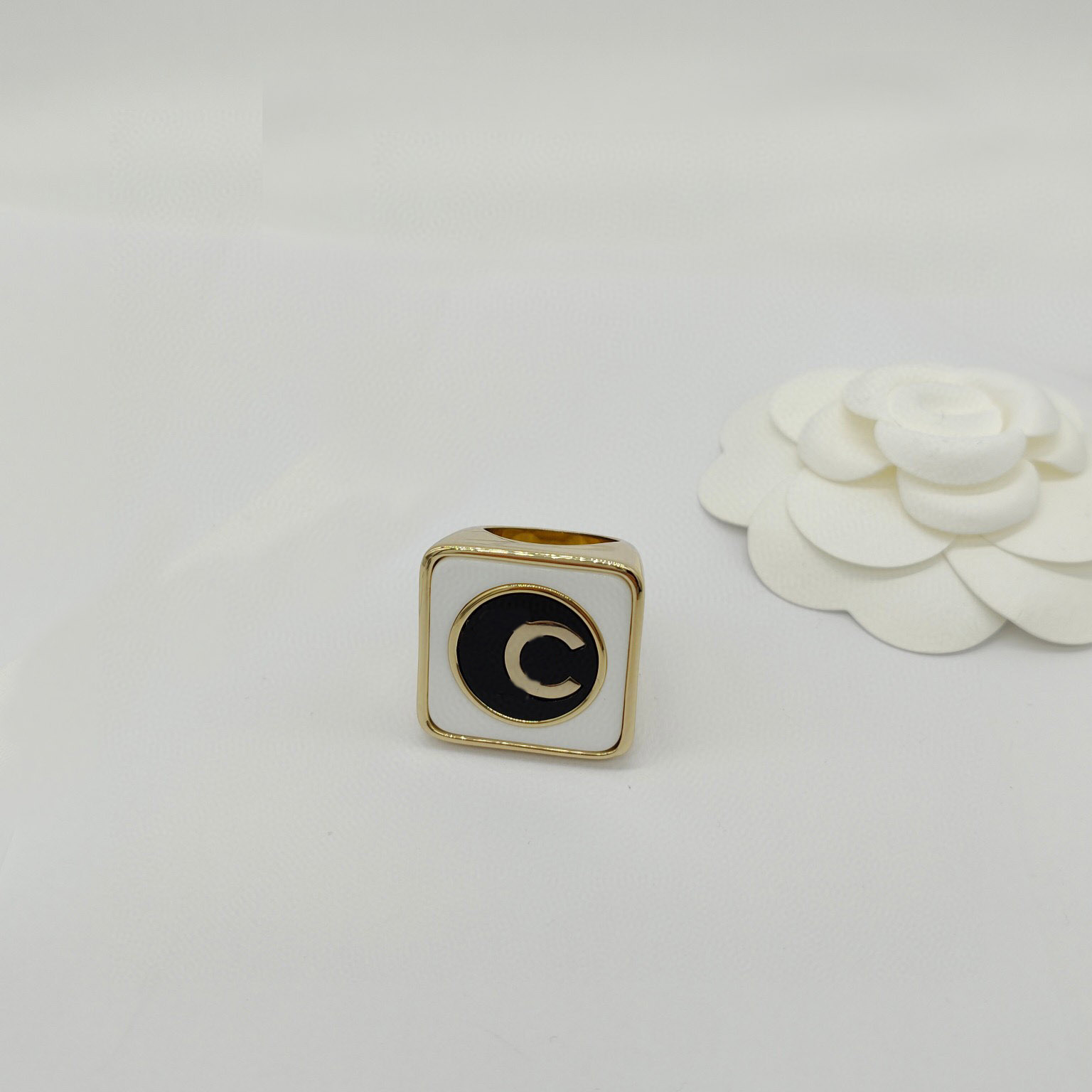 2023Luxury quality charm punk band ring with black and white color design in 18k gold plated have box PS3079
2023Luxury quality charm punk band ring with black and white color design in 18k gold plated have box PS3079