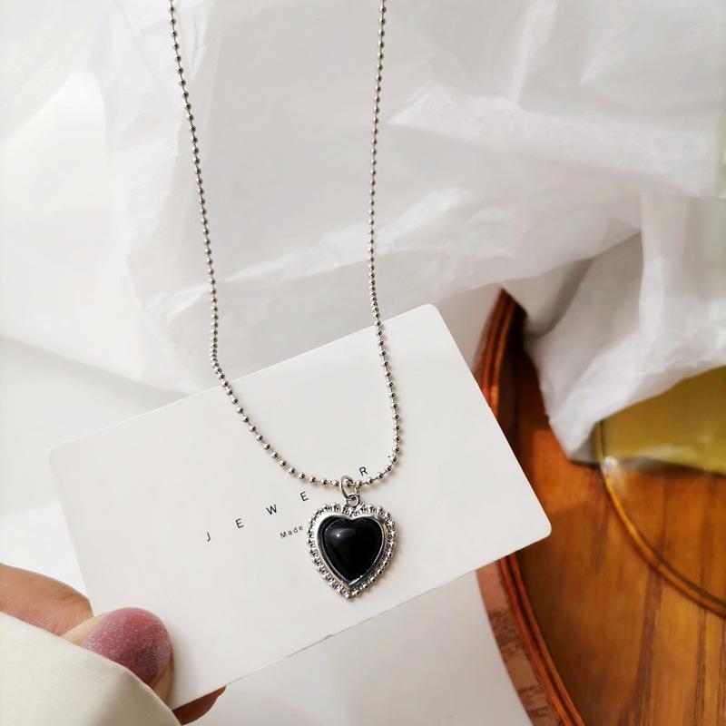 Chains 2023 Arrival Black Love Heart Pendant Necklace French Temperament Lady Clavicle Chain For Women Party Gift N6
Chains 2023 Arrival Black Love Heart Pendant Necklace French Temperament Lady Clavicle Chain For Women Party Gift N6
