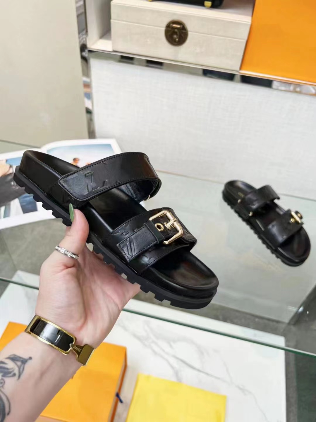 2023 Sandals Women Slides Womens Scuffs Slipper Luxurys Designers Shoes High Heels Genuine Leather Lady Paris Summer Beach Pumps 35-42
2023 Sandals Women Slides Womens Scuffs Slipper Luxurys Designers Shoes High Heels Genuine Leather Lady Paris Summer Beach Pumps 35-42