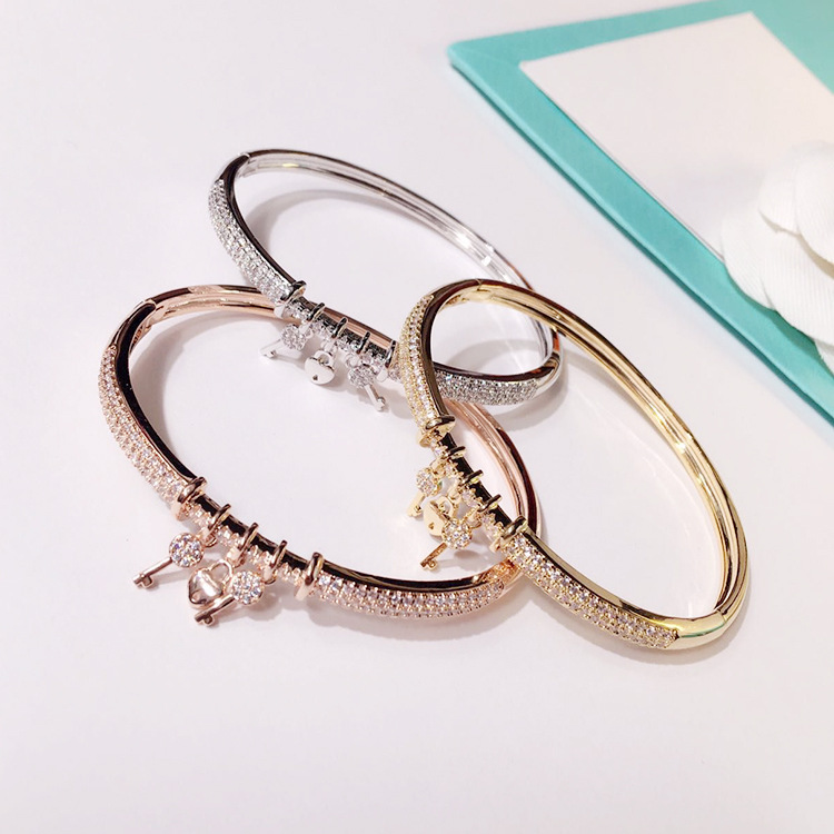 designer open bracelets Bangle luxury womens mens bracelet jewelry woman bracelet Birthday Christmas Gift
designer open bracelets Bangle luxury womens mens bracelet jewelry woman bracelet Birthday Christmas Gift