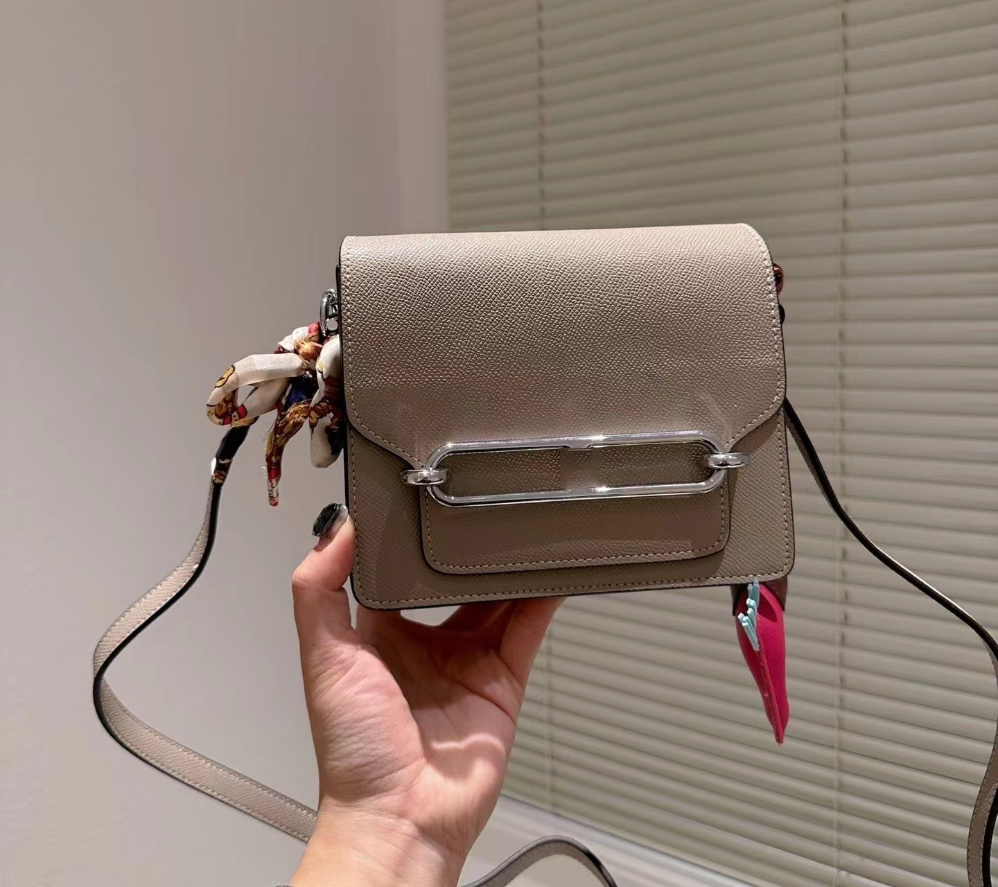 23s Body Cross Designer Flap Fashion bag Mini Shoulder Bags Thread Purse Claic Letter Buckle Clutch Pouch Removable Strap Multicolor Pig nose bucket bag
23s Body Cross Designer Flap Fashion bag Mini Shoulder Bags Thread Purse Claic Letter Buckle Clutch Pouch Removable Strap Multicolor Pig nose bucket bag