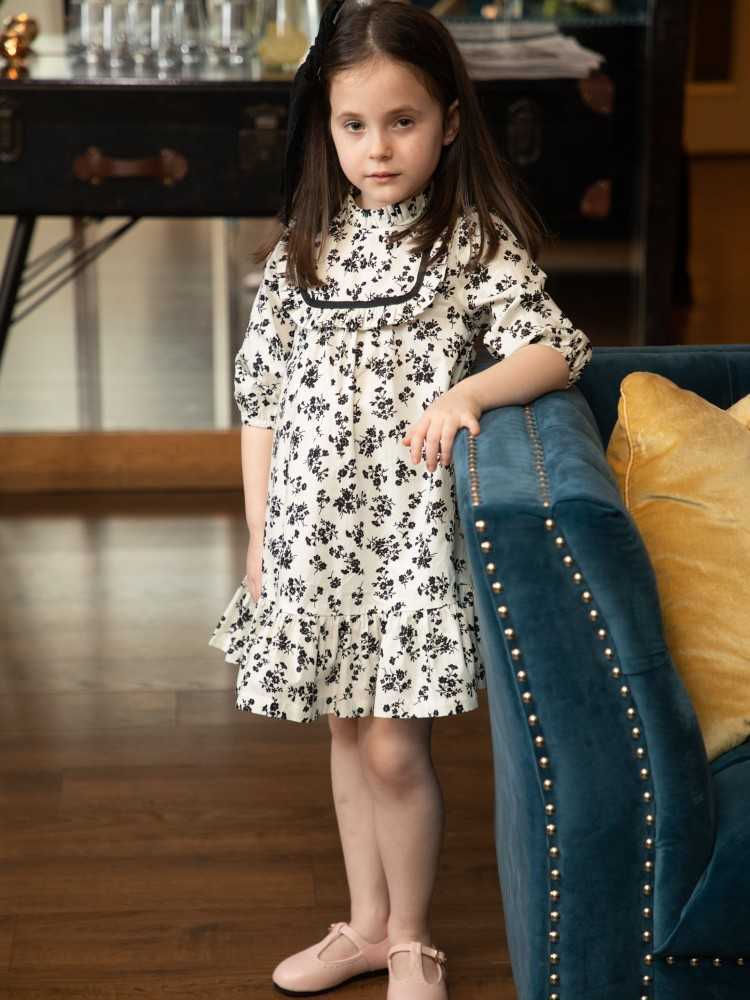 Girl's Dresses 2023 Shabbos Brother Sister Mathcing Clothes Girls Black Flora Cotton Dress Baby Short Sleeve Romper Ruffle Collar Boys Shorts L230227
Girl's Dresses 2023 Shabbos Brother Sister Mathcing Clothes Girls Black Flora Cotton Dress Baby Short Sleeve Romper Ruffle Collar Boys Shorts L230227