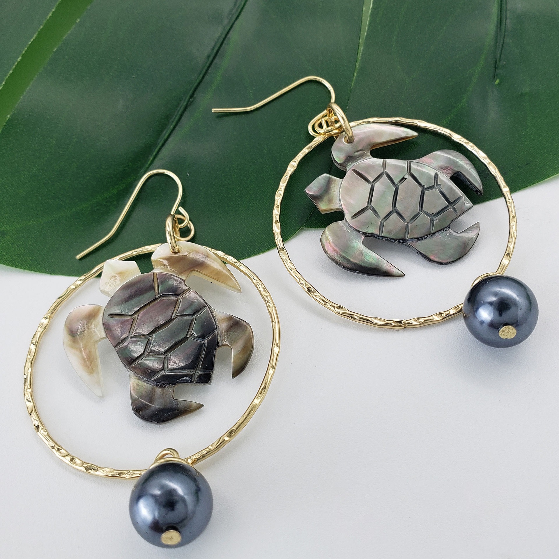 Hawaiian Black Mother of Pearl Shell Turtle Charms Earrings Elegant Dangling Women Earrings Samoan Flowers Beach Turtle Island Jewelry
Hawaiian Black Mother of Pearl Shell Turtle Charms Earrings Elegant Dangling Women Earrings Samoan Flowers Beach Turtle Island Jewelry