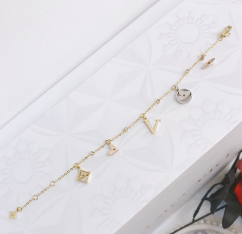 Designer Brand L Chain Bracelets Women 18K Gold Link Chain Yonf Style Bangle Letter Bracelet Couple Love Stainless steel Wedding Lovers Gift Jewelry
Designer Brand L Chain Bracelets Women 18K Gold Link Chain Yonf Style Bangle Letter Bracelet Couple Love Stainless steel Wedding Lovers Gift Jewelry