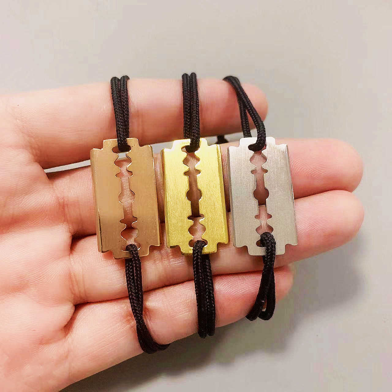 Charm Bracelets French Luxury Bracelet sur cordon Lame de Rasoir Men's Couple 925 Silver 1 1 GOLO Fashion Jewelry Wholesale Free Shipping L230227
Charm Bracelets French Luxury Bracelet sur cordon Lame de Rasoir Men's Couple 925 Silver 1 1 GOLO Fashion Jewelry Wholesale Free Shipping L230227