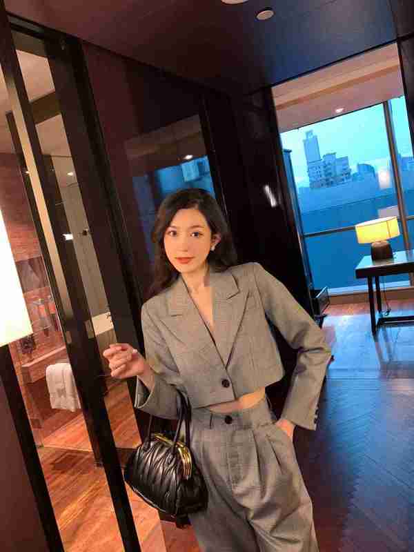 Women' Two Piece Pants designer Shenzhen Nanyou High-end Spring/Summer 22 New Fashion Versatile OL Style Pattern Set YMHU, Grey suit
Women' Two Piece Pants designer Shenzhen Nanyou High-end Spring/Summer 22 New Fashion Versatile OL Style Pattern Set YMHU, Grey suit