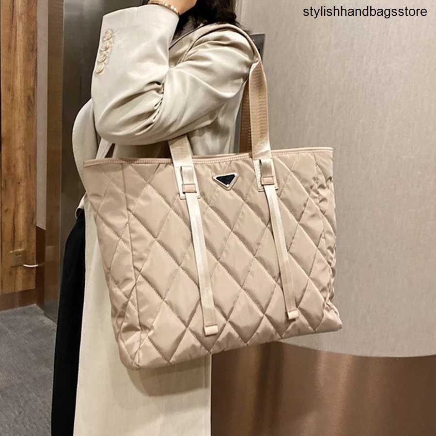 Brand Designer Tote Bags Women's Shoulder 2020 Winter New Lady Handbags High Quality Nylon Large Capacity Shopper Bag Q1206
Brand Designer Tote Bags Women's Shoulder 2020 Winter New Lady Handbags High Quality Nylon Large Capacity Shopper Bag Q1206
