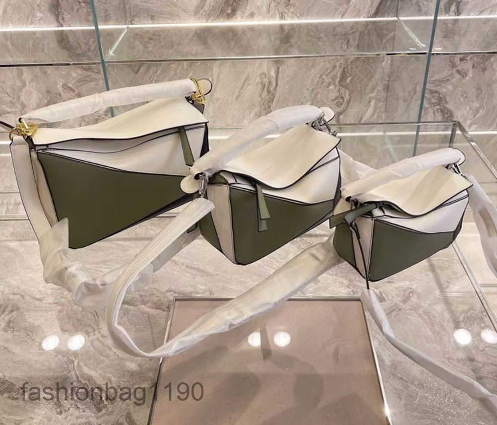 Single Diagonal Bag Loews Color Leather Bags Geometric Family Splicing Designer Leather Portable Shoulder Puzzle Woman RI62, Black and white litchi pattern
Single Diagonal Bag Loews Color Leather Bags Geometric Family Splicing Designer Leather Portable Shoulder Puzzle Woman RI62, Black and white litchi pattern
