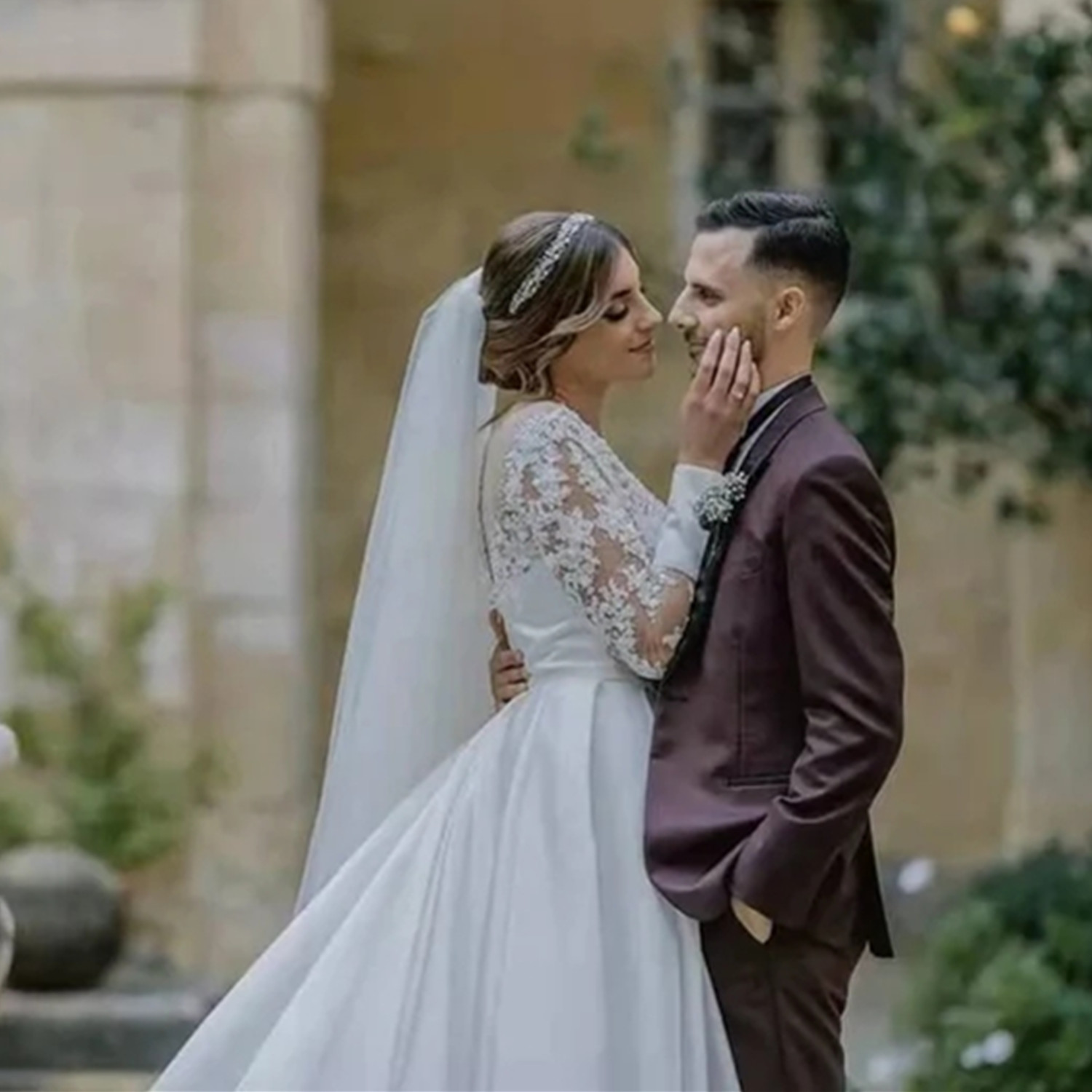 Elegant Wedding Dresses Long Sleeves Sheer Neck Lace Appliques Beads Bridal Gowns Button Back Sweep Train A-Line Wedding Dress Custom