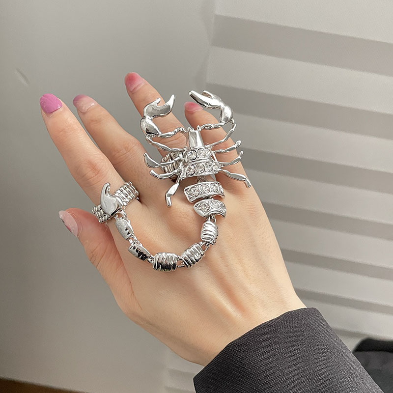 European and American White Metal Chain Ring Female Hip Hop Punk Ins Exaggerated Stretch Unique Index Finger Ring
European and American White Metal Chain Ring Female Hip Hop Punk Ins Exaggerated Stretch Unique Index Finger Ring