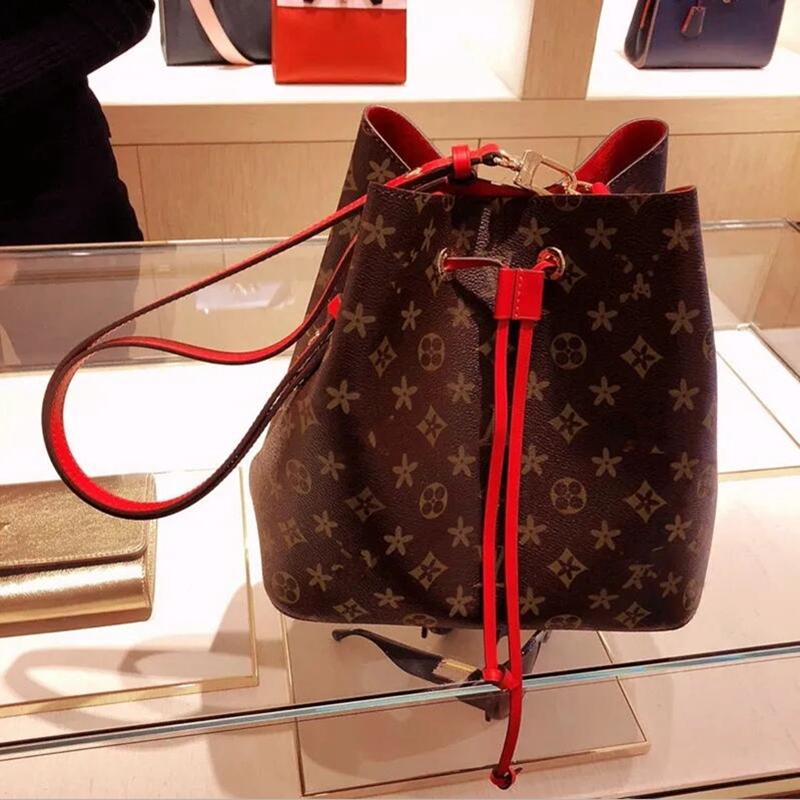 Designer Flower Drawstring Bucket Bag Women Shoulder Bags Clutch Handbag purse louiseitys Leather Crossbody viutonity Package M44020, White flower
Designer Flower Drawstring Bucket Bag Women Shoulder Bags Clutch Handbag purse louiseitys Leather Crossbody viutonity Package M44020, White flower