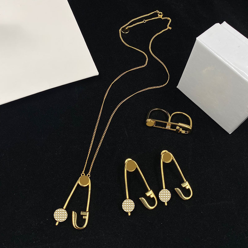 Vertical Large Pin Charm Letter Diamond Women New Two Finger Ring Round Pendant Necklaces with Box
Vertical Large Pin Charm Letter Diamond Women New Two Finger Ring Round Pendant Necklaces with Box