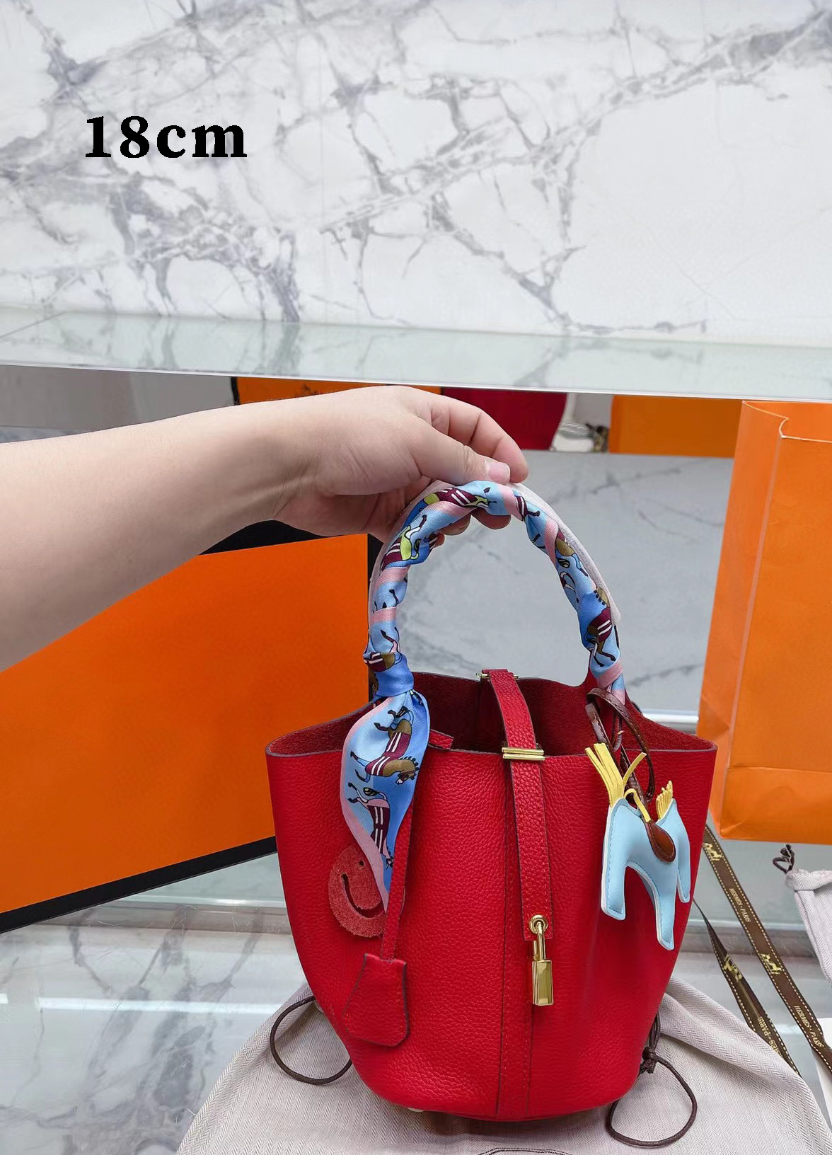 Shoulder Bags Designer crossbody Bags pochette handbags fashion Bag Luxury Lock H bucket bag leather Totes
Shoulder Bags Designer crossbody Bags pochette handbags fashion Bag Luxury Lock H bucket bag leather Totes