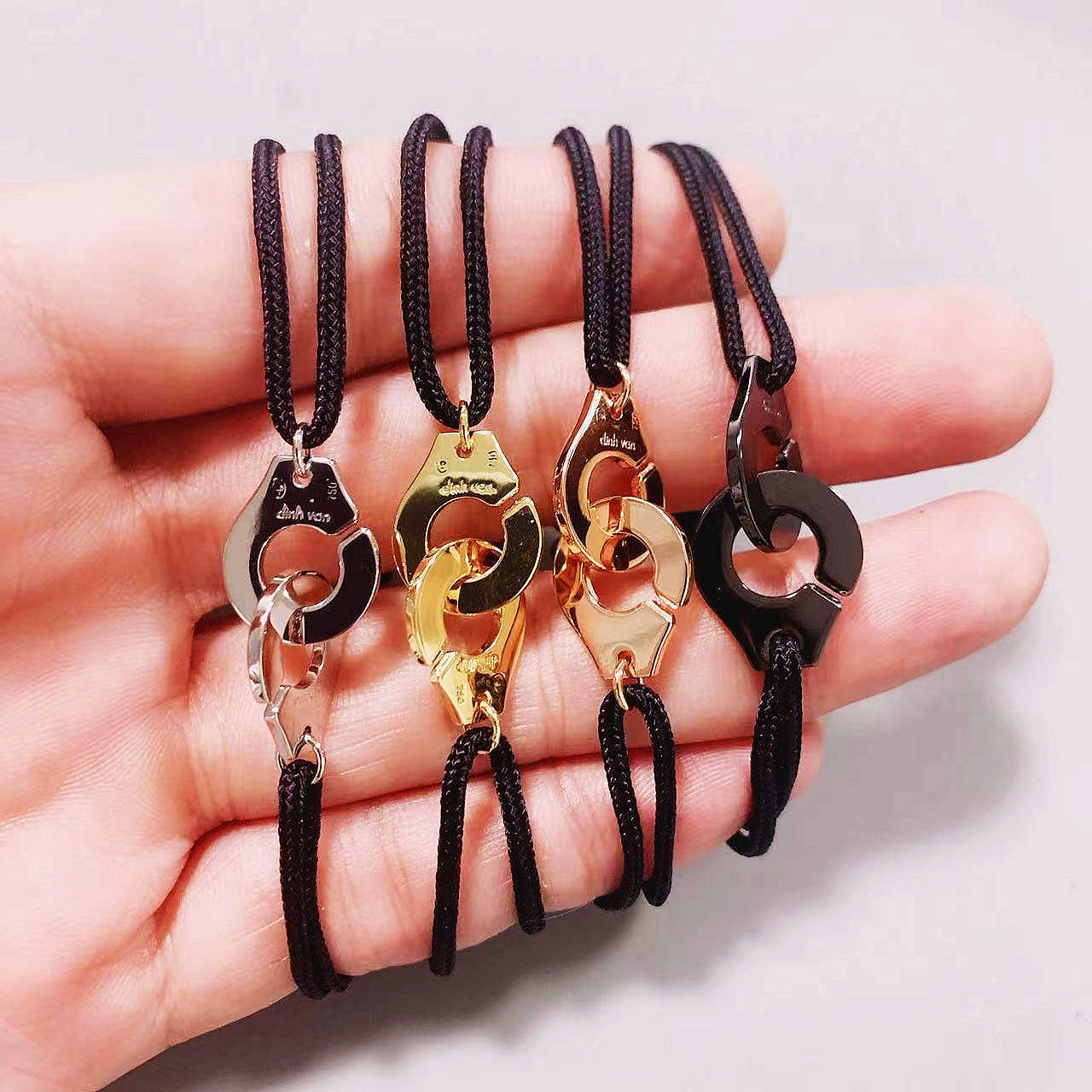 Charm Bracelets % 925 Silver R15 Handcuffs Bracelet.Bracelet sur cordon Menottes.Beautiful Gift.High Quality Factory Wholesale Free Shipping L230227
Charm Bracelets % 925 Silver R15 Handcuffs Bracelet.Bracelet sur cordon Menottes.Beautiful Gift.High Quality Factory Wholesale Free Shipping L230227