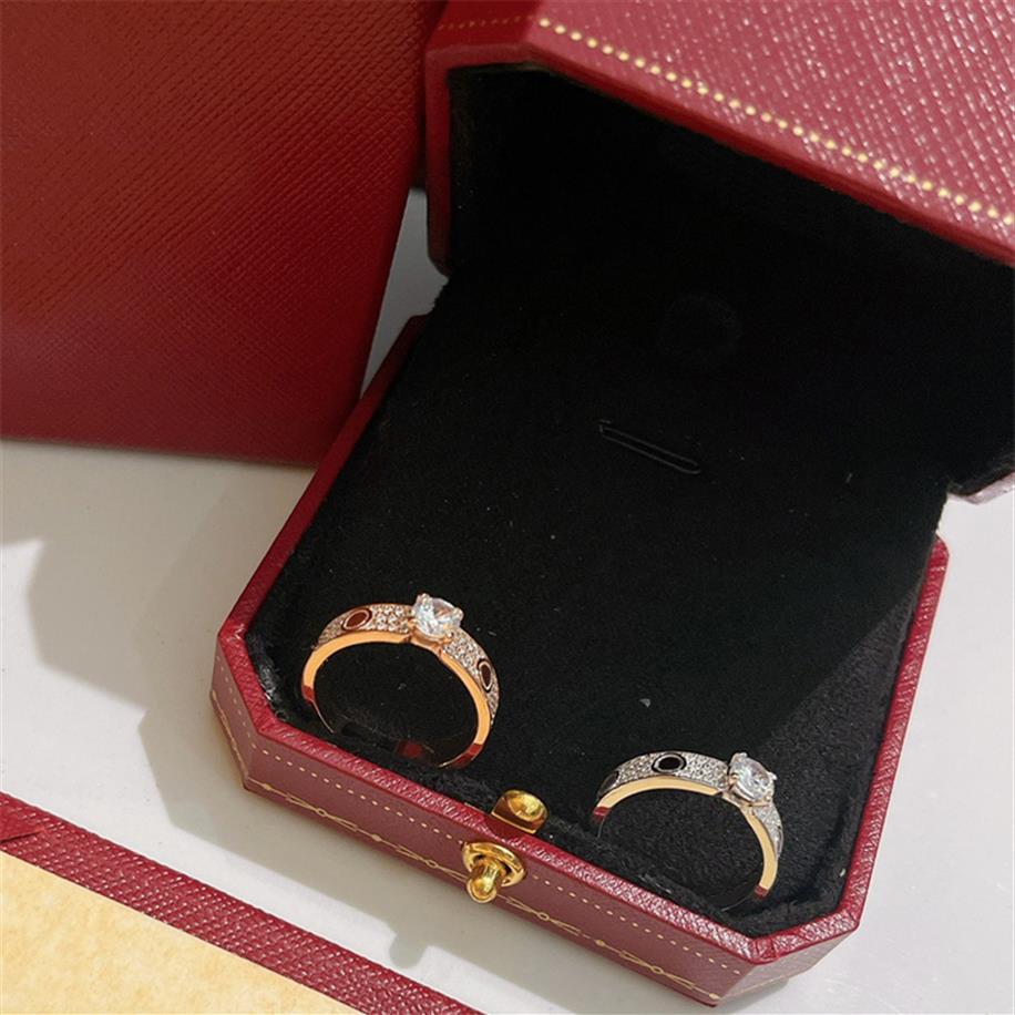 High Quality Designer Engagement Rings For Women 925 Sterling Silver Band Dimand Rings Fashion Jewelry Mens Wedding Party Ring Wom232S
High Quality Designer Engagement Rings For Women 925 Sterling Silver Band Dimand Rings Fashion Jewelry Mens Wedding Party Ring Wom232S