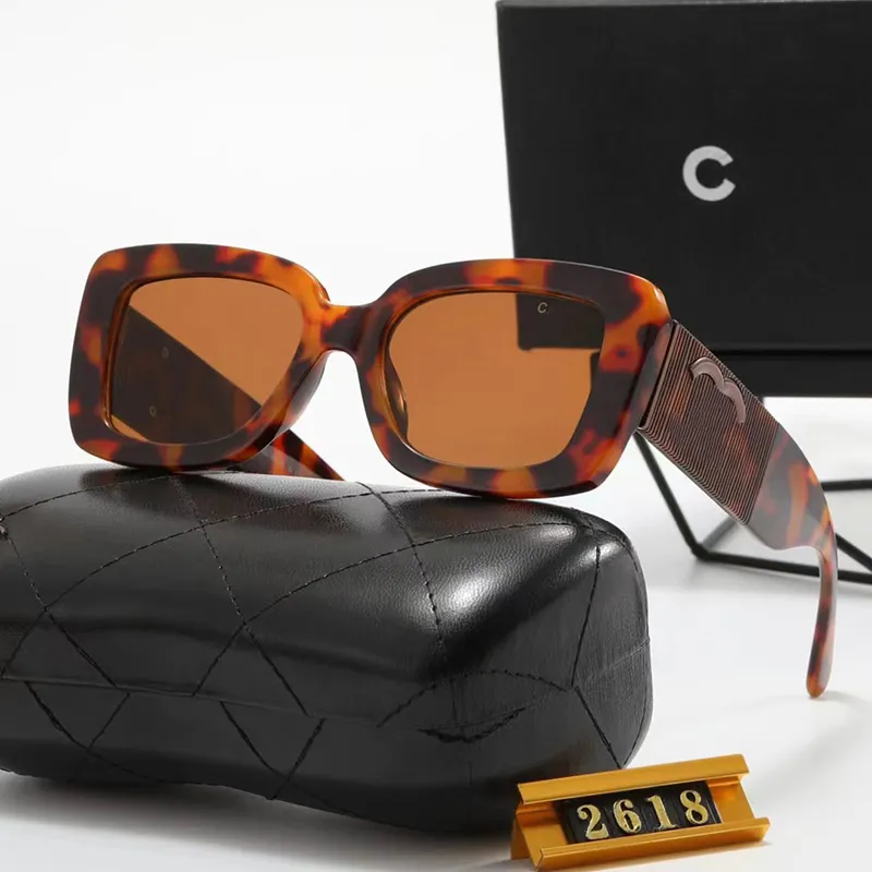 Mens Designer Classic Sunglasses For Womens Polarized Sun Glasses Luxury Sandy Beach Sunglass Woman Fashion Eyewear Versatile Glass 2302274D
Mens Designer Classic Sunglasses For Womens Polarized Sun Glasses Luxury Sandy Beach Sunglass Woman Fashion Eyewear Versatile Glass 2302274D