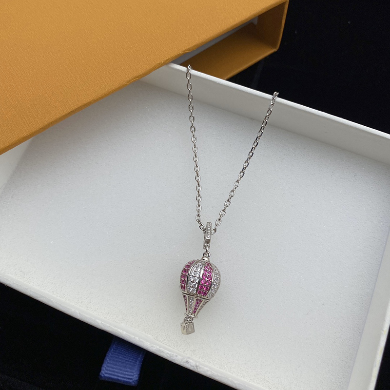Luxurys Diamond Balloon Pendant Necklaces Designer Womens Luxury Classic Sliver Men Jewelry Causal V Chains Necklace For Woman 2302283BF
Luxurys Diamond Balloon Pendant Necklaces Designer Womens Luxury Classic Sliver Men Jewelry Causal V Chains Necklace For Woman 2302283BF