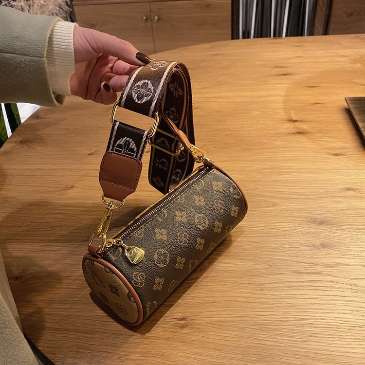 Retro Print Pen Holder Bag 2023 New Style Boston Cylinder Small Bag Wide Shoulder Strap Fashion One Shoulder Messenger Bag
Retro Print Pen Holder Bag 2023 New Style Boston Cylinder Small Bag Wide Shoulder Strap Fashion One Shoulder Messenger Bag