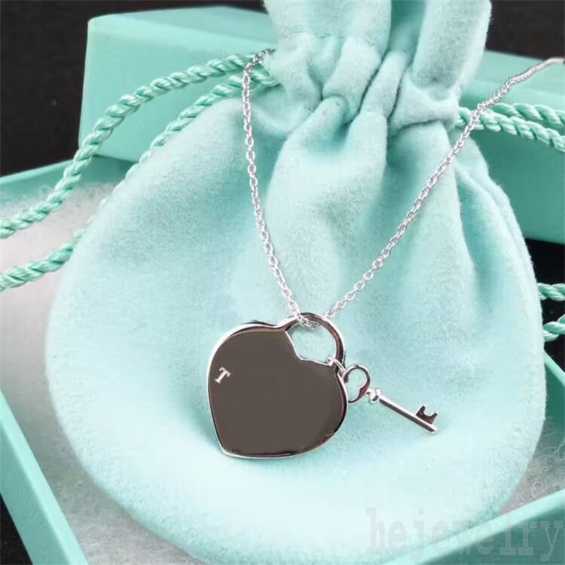 Womens necklace men enamel heart pendant metal letter chain necklaces fashion girlfriend elegant hiphop designers luxury men chains jewlery designer ZB004 F23
Womens necklace men enamel heart pendant metal letter chain necklaces fashion girlfriend elegant hiphop designers luxury men chains jewlery designer ZB004 F23