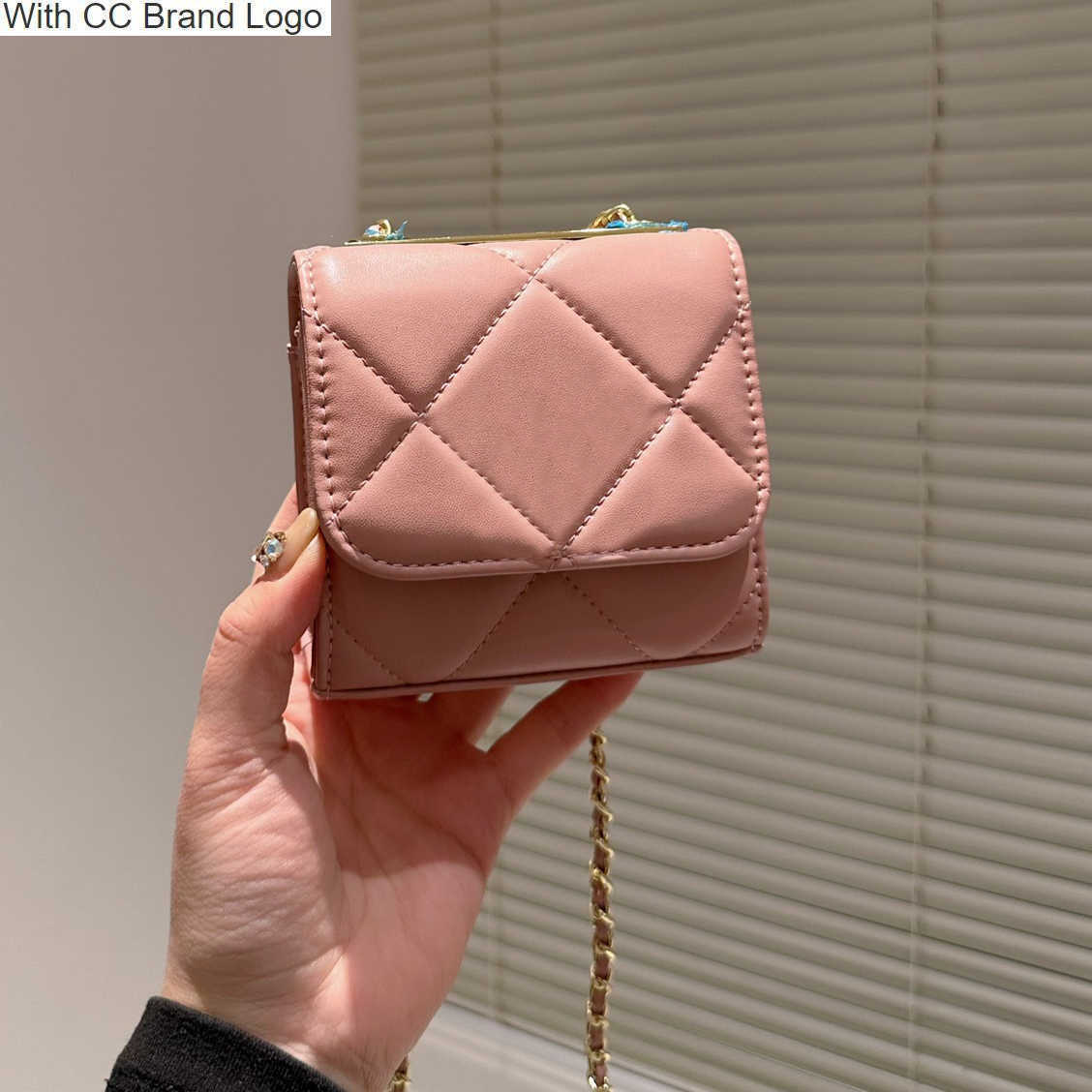 CC Brand Shoulder Bags 23Ss Trend Holiday Mini Case Flap Bags Classic Lambskin Diamond Quilted Gold Metal Sheet Chain Crossbody Women Coins Purse Lipstick Case, Box
CC Brand Shoulder Bags 23Ss Trend Holiday Mini Case Flap Bags Classic Lambskin Diamond Quilted Gold Metal Sheet Chain Crossbody Women Coins Purse Lipstick Case, Box