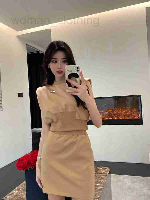Two Piece Dress Designer 22SS summer new style shoulder pad sleeveless suit skirt BAJ3, Black2
Two Piece Dress Designer 22SS summer new style shoulder pad sleeveless suit skirt BAJ3, Black2